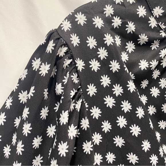 COZY Black & White Floral Daisy Print Button Up Blouse - Picture 5 of 9